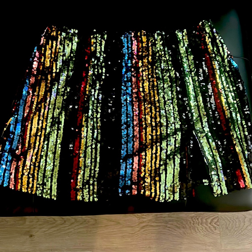 Short, multicolor, discuss skirt!